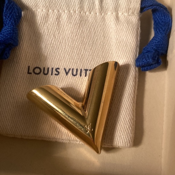 Authentic Louis Vuitton Magnetic V Brooch Brooche Gold - Picture 2 of 15
